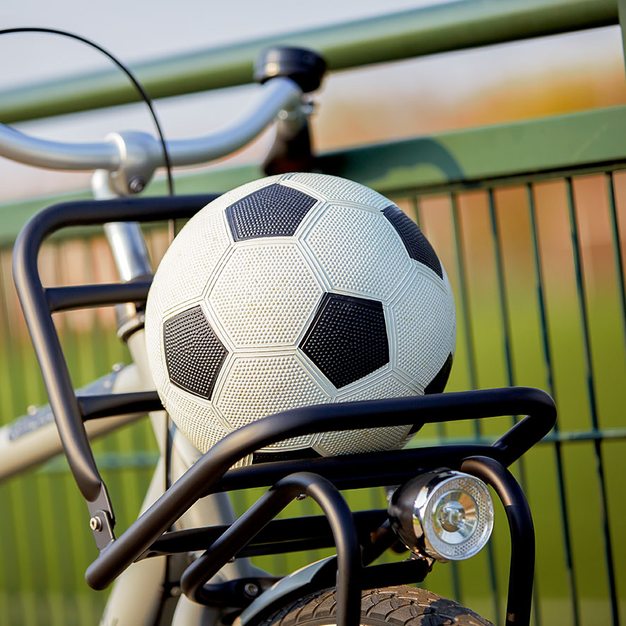 Mit diesem Rad kommt Ihr Kind sicher in die Schule, zum Fußball, ins Ballett, zur Tanzstunde, zum Tennis oder wo es sonst hin will.