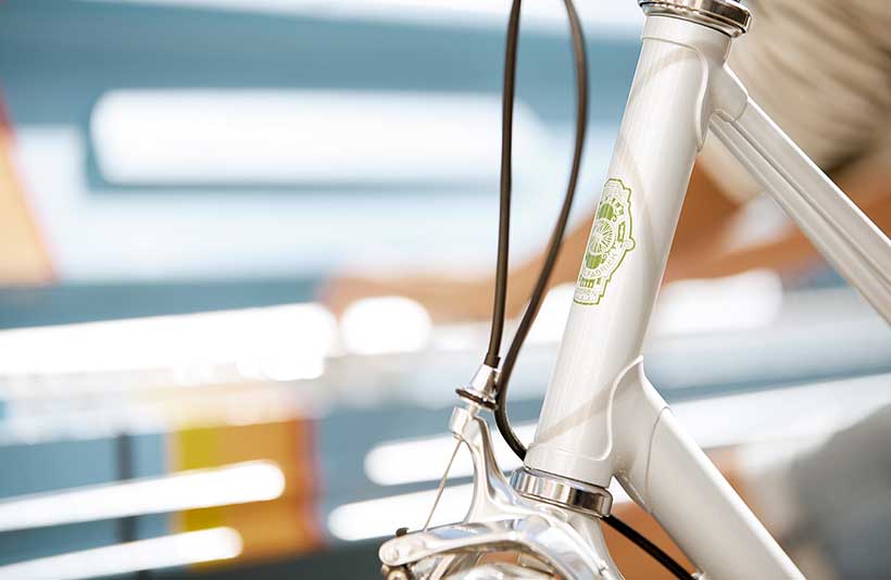 Ondanks het stalen frame is de fiets opvallend laag in gewicht; slechts 12,8 kg.