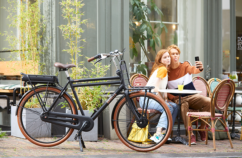 Deze veelzijdige transportfiets is gestyled in verschillende kleuren, zodat er altijd één past bij jouw levensstijl.
